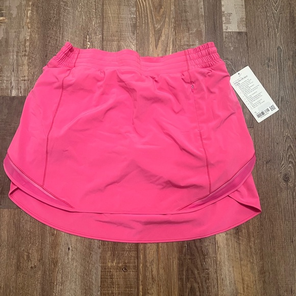 NWT lulu hotty hot skirt, was just too big and didn’t get it sent back in time - Picture 1 of 3